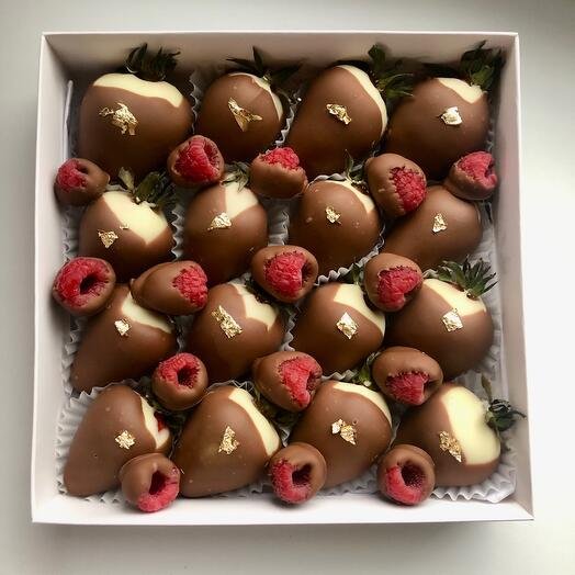 Набор из клубники в двойном шоколаде в сочетании с малиной в молочном шоколаде