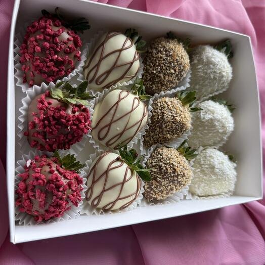 Клубника в шоколаде 12 ягод белый и молочный шоколад Callebaut