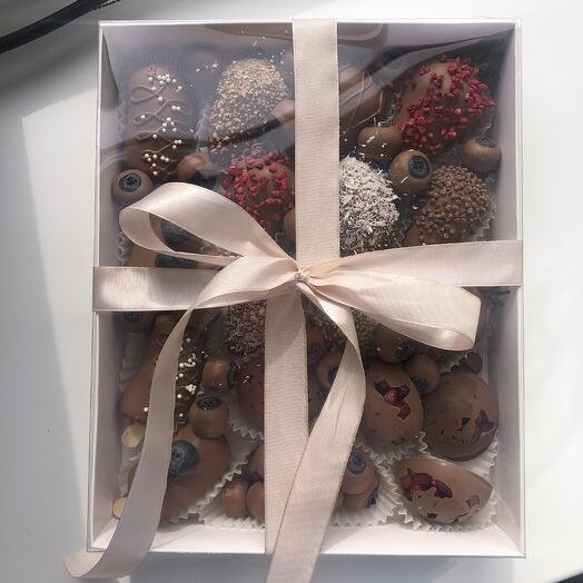 Ассорти клубника, голубика, банан, гранат в молочном шоколаде Callebaut