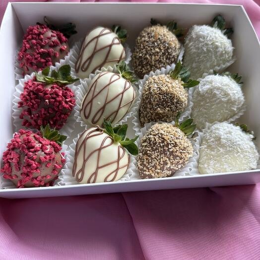 Клубника в шоколаде 12 ягод белый и молочный шоколад Callebaut