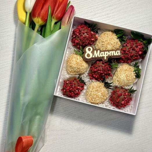 Клубника в шоколаде 9 ягод и букет из 5 тюльпанов в подарок!