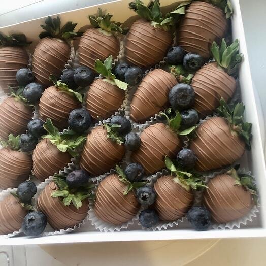 Клубника в шоколаде набор с голубикой