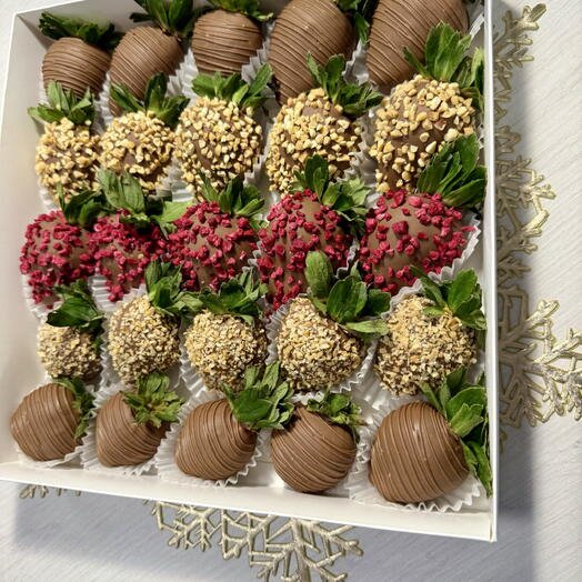 Клубника в молочном шоколаде большой набор на компанию