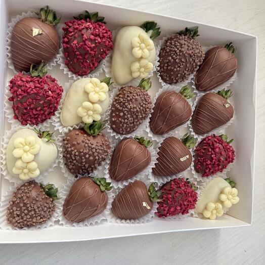 Клубника в шоколаде набор 20 ягод в белом и молочном шоколаде