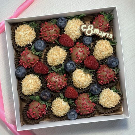 Набор клубники в бельгийском шоколаде подарок 8 марта со свежей малиной и голубикой!
