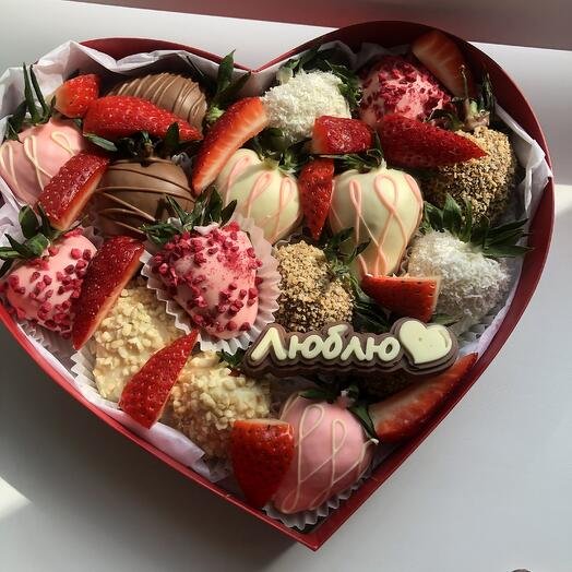 Клубника в шоколаде в коробке Сердце 16-20 ягод "Тропиканка"