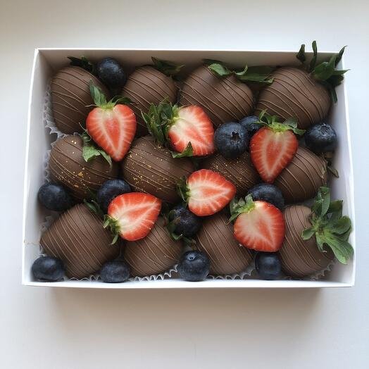 Клубника в шоколаде 12 ягод в молочном шоколаде в подарок