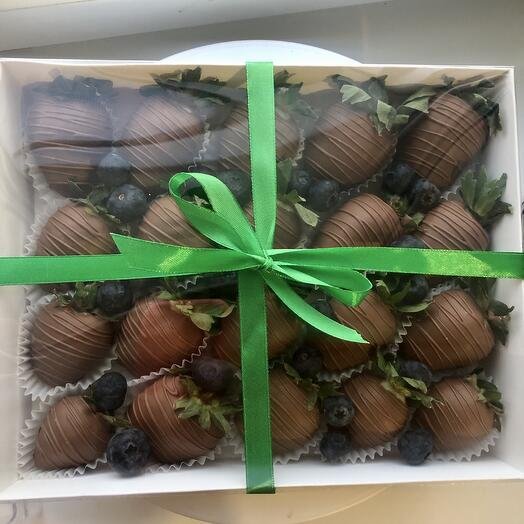 Клубника в шоколаде набор с голубикой