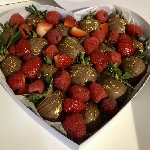 Клубника в шоколаде со свежей малиной 16-20 ягод Сердце М