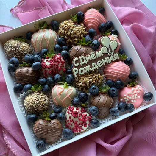 Клубника в шоколаде со свежей голубикой с Днем Рождения