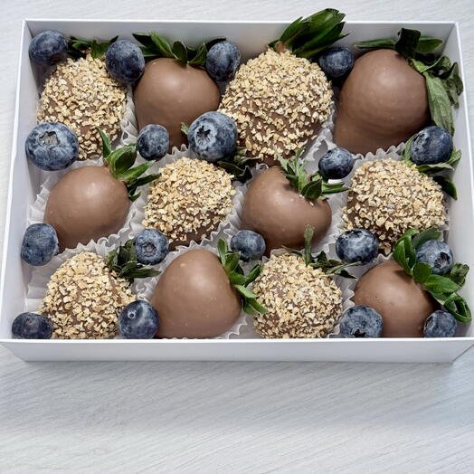 Клубника в шоколаде с вафельной крошкой и свежей голубикой