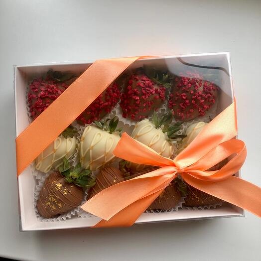 Клубника в молочном и белом шоколаде 12 ягод