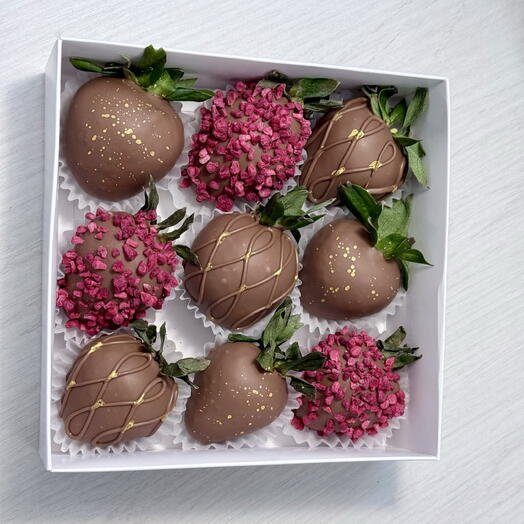 Клубника в молочном шоколаде с сублимированной малиной