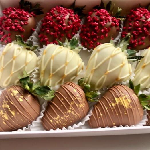 Клубника в молочном и белом шоколаде 12 ягод