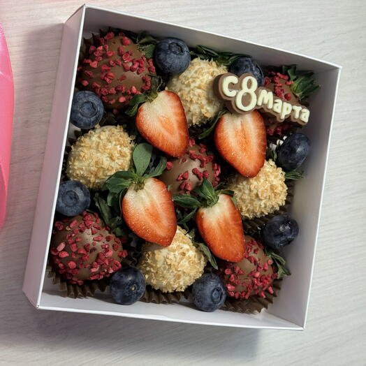 Клубника в шоколаде 9 ягод подарок на 8 марта со свежей голубикой!