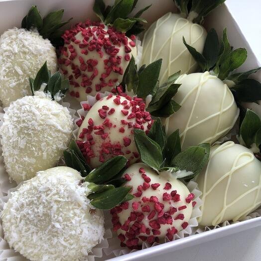 Клубника в белом шоколаде Callebaut 9 ягод