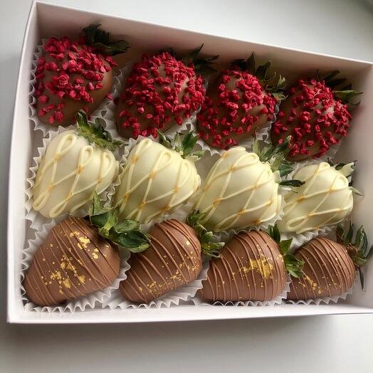 Клубника в молочном и белом шоколаде 12 ягод