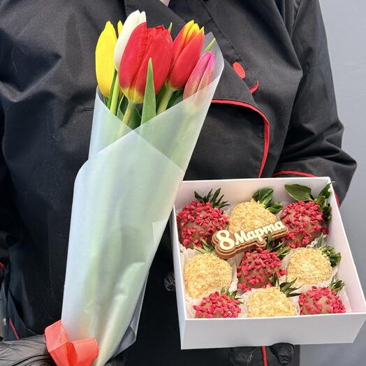 Клубника в шоколаде 9 ягод и букет из 5 тюльпанов в подарок!