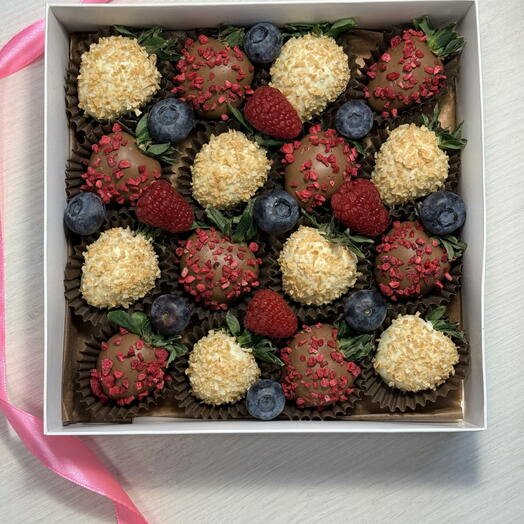 Клубника в белом и молочном шоколаде 16 ягод со свежей голубикой и малиной