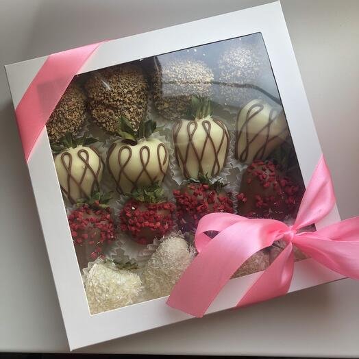 Набор клубника в шоколаде 16 ягод в качестве комплимента на торжество