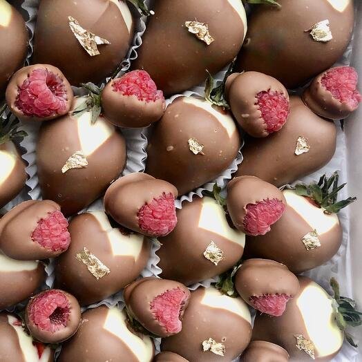 Набор из клубники в двойном шоколаде в сочетании с малиной в молочном шоколаде