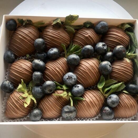 Клубника в шоколаде с голубикой 12 ягод