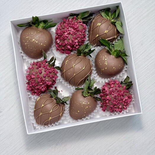 Клубника в молочном шоколаде с сублимированной малиной