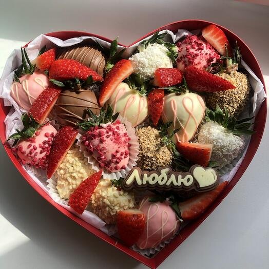 Клубника в шоколаде в коробке Сердце 16-20 ягод "Тропиканка"