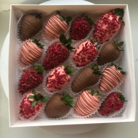 Клубника в шоколаде набор "Классика+"16 ягод