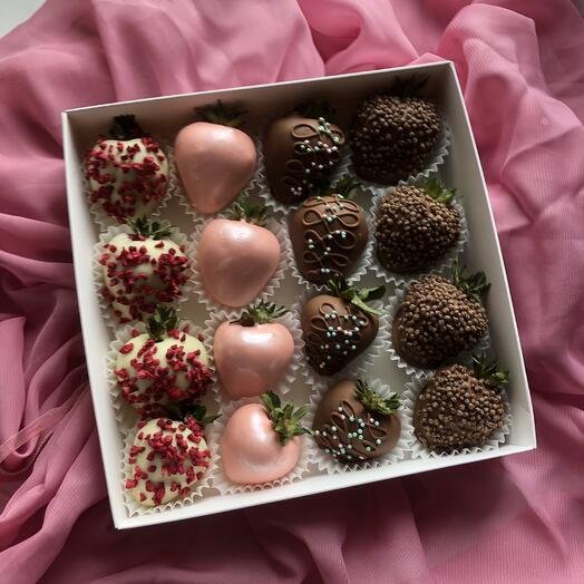 Набор из клубники в шоколаде 16 ягод