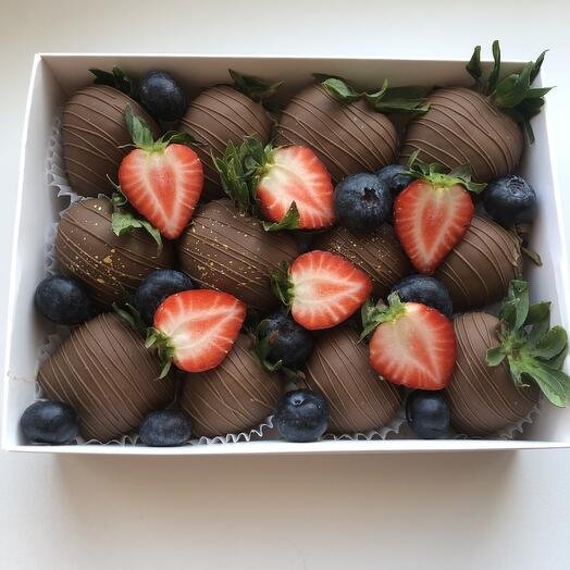 Клубника в шоколаде 12 ягод в молочном шоколаде в подарок