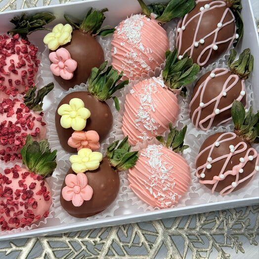 Клубника в шоколаде 12 ягод самым любимым в подарок