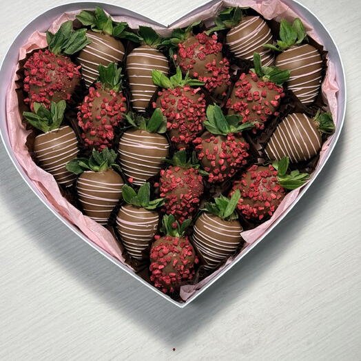 Клубника в шоколаде в коробке сердце 16-20 ягод в подарок для особого случая "Тебе"