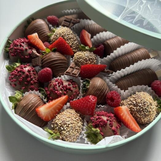 Набор ассорти из клубники и бананов в молочном шоколаде в круглой коробке на подарок