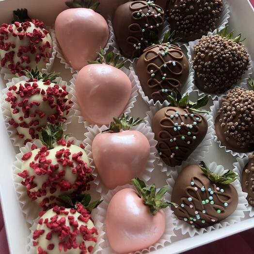 Набор из клубники в шоколаде 16 ягод