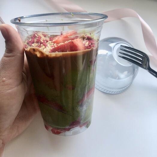 Стакан с нарезанной свежей клубникой и дубайским шоколадом