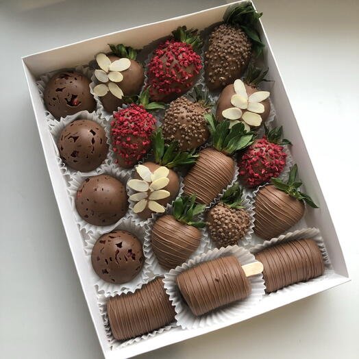 Ассорти в молочном шоколаде Callebaut (клубника, банан, гранат)