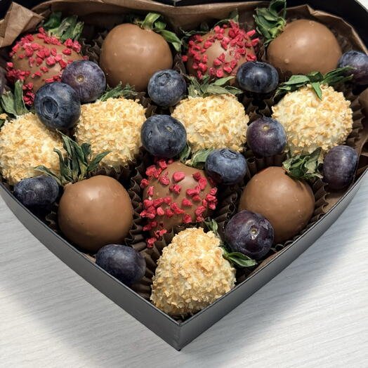 Клубника в молочном шоколаде сердце 10-14 ягод в подарок