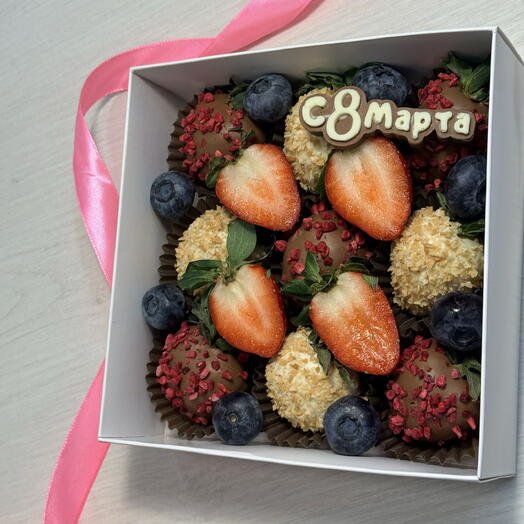 Клубника в шоколаде 9 ягод подарок на 8 марта со свежей голубикой!