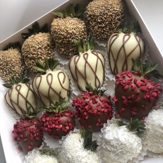 Набор клубника в шоколаде 16 ягод в качестве комплимента на торжество