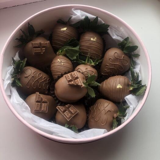 Набор клубники в шоколаде в круглой коробке в подарок