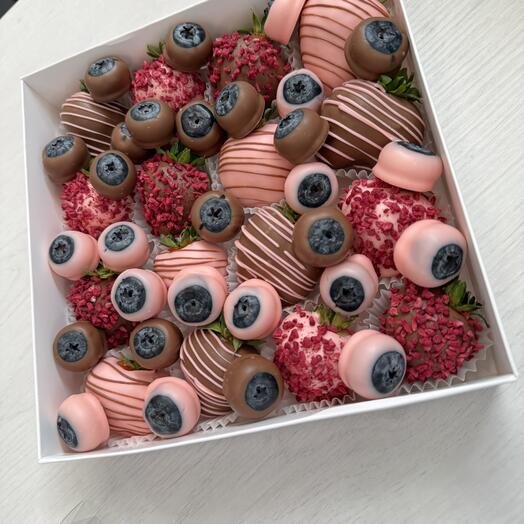 Ассорти из свежей клубники и голубики в шоколаде