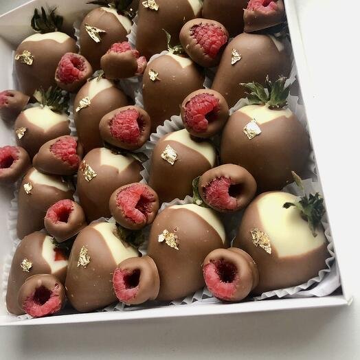 Набор из клубники в двойном шоколаде в сочетании с малиной в молочном шоколаде