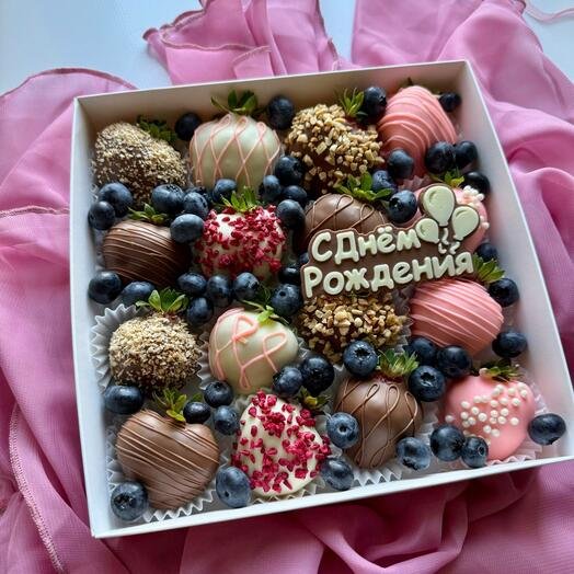 Клубника в шоколаде со свежей голубикой с Днем Рождения