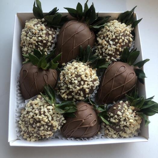 Клубника в молочном шоколаде набор 9 ягод