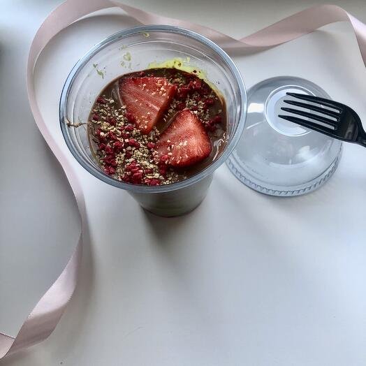 Стакан с нарезанной свежей клубникой и дубайским шоколадом