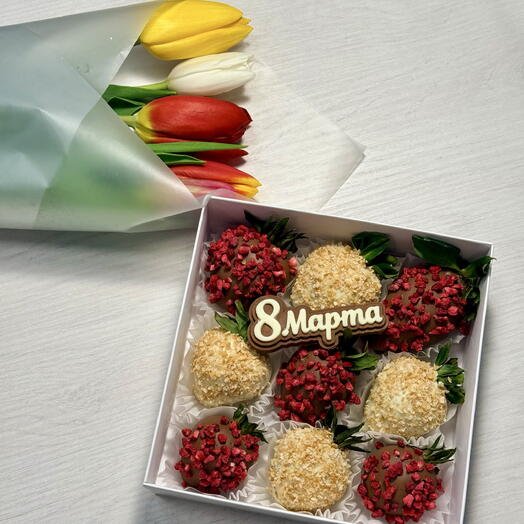 Клубника в шоколаде 9 ягод и букет из 5 тюльпанов в подарок!