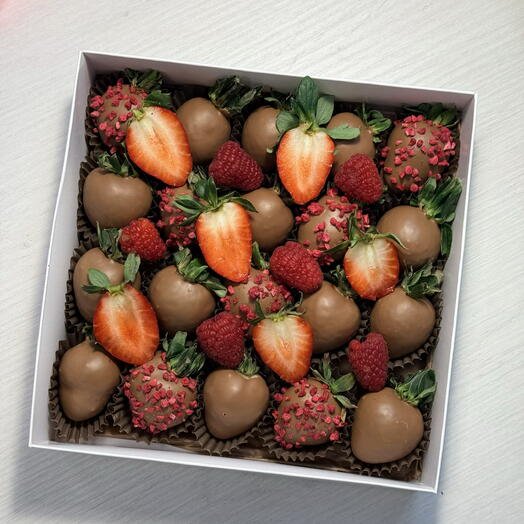 Набор клубники 16-25 ягод в молочном шоколаде со свежей малиной"Оранжевое Настроение"