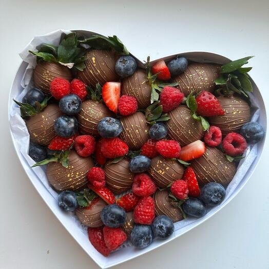Клубника в шоколаде в коробке сердце со свежей голубикой и малиной"Для Тебя"