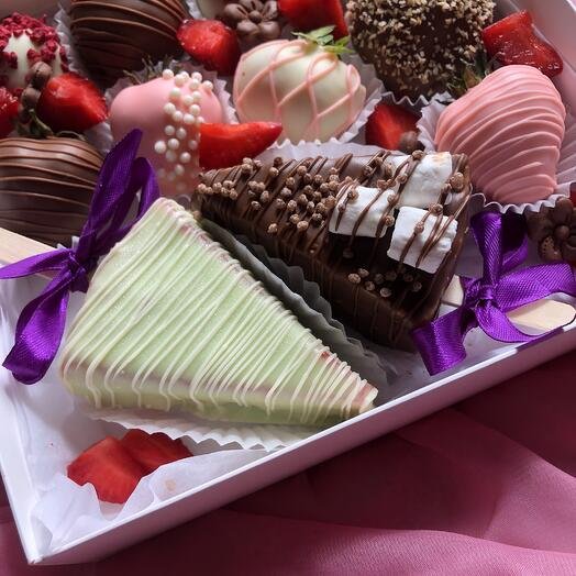 Набор из клубники в шоколаде и чизкейков на палочке в подарок